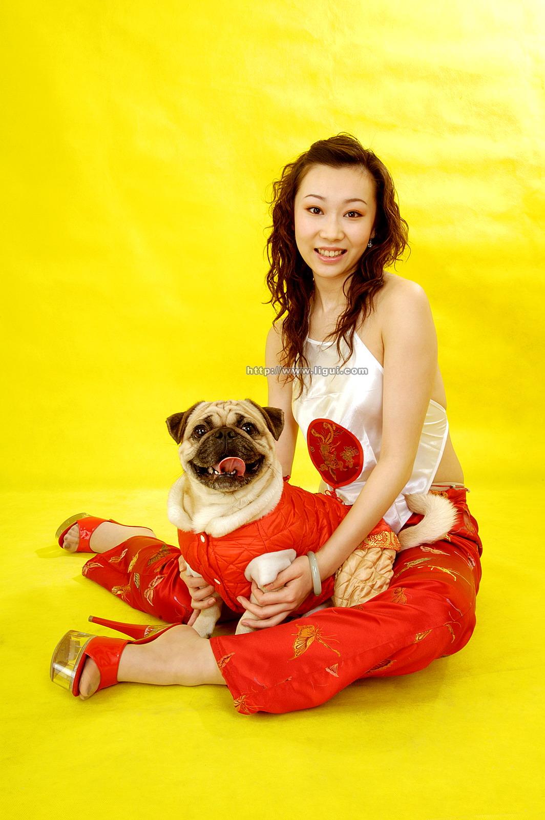 [Ligui丽柜会所]2006-01-29 白色肚兜美女璐璐大红长裤与狗狗性感私房写真集,