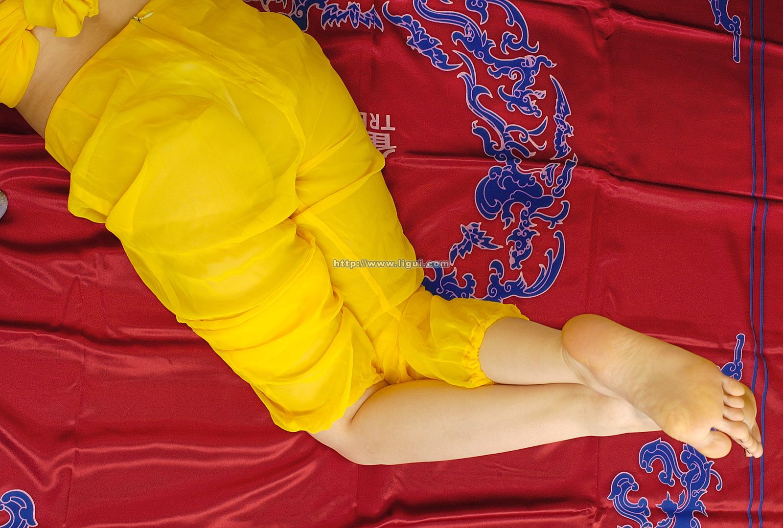 [Ligui丽柜会所]2006-02-21 黄色裹胸内衣美女璐璐黄色长裤室内性感私房写真集,