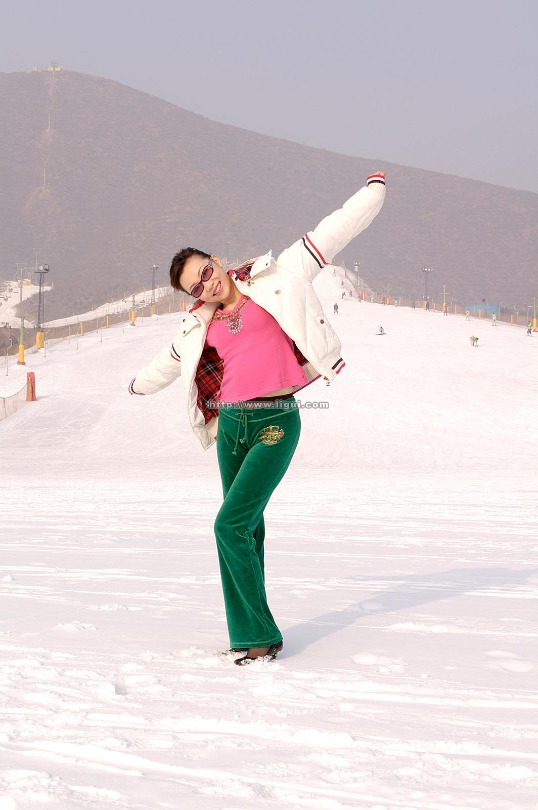 [Ligui丽柜会所]2006-03-05 美女 璐璐 滑雪场内长裤与黑色丝袜美腿性感写真,