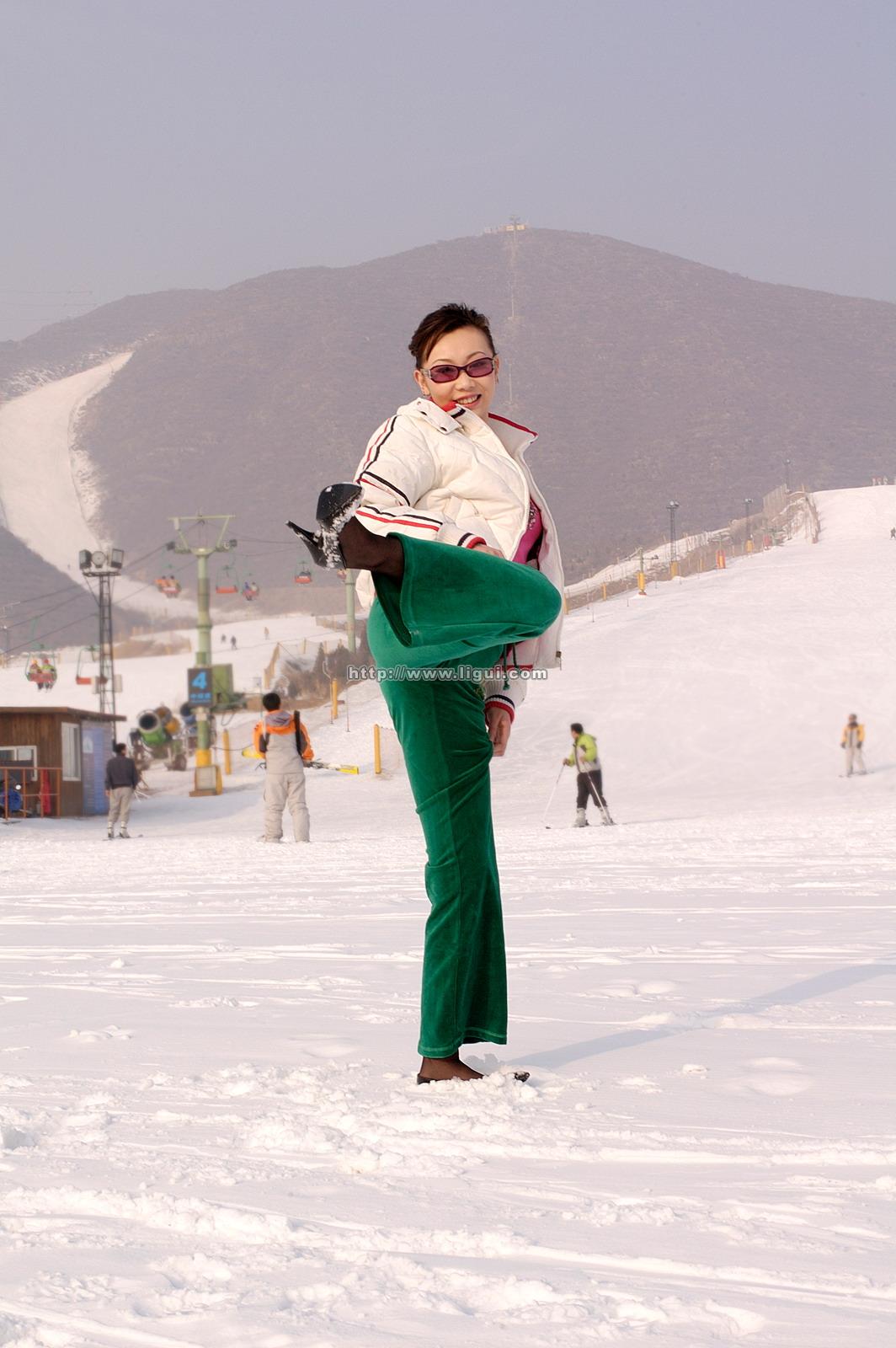 [Ligui丽柜会所]2006-03-05 美女 璐璐 滑雪场内长裤与黑色丝袜美腿性感写真,