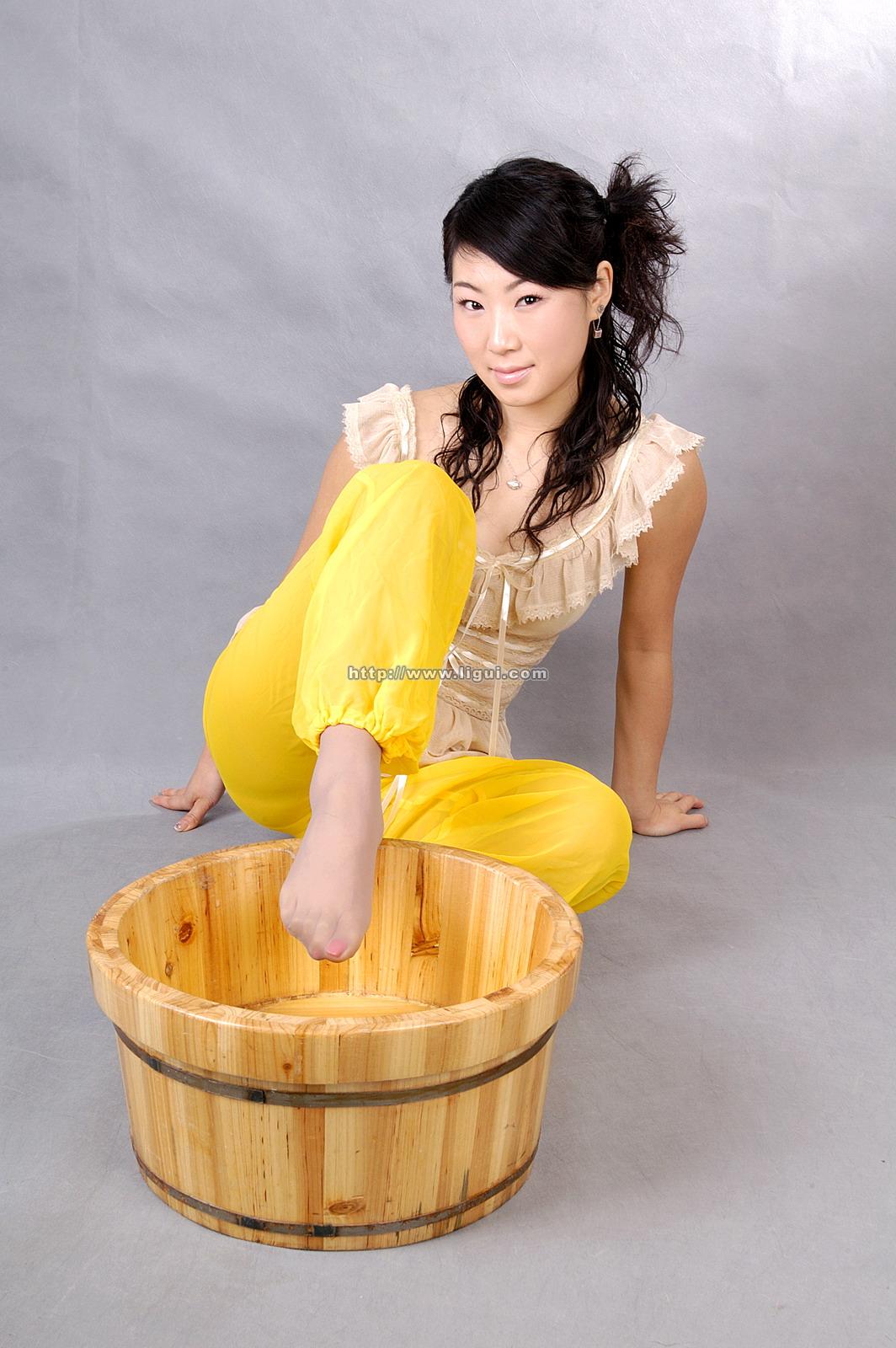 [Ligui丽柜会所]2006-03-23 淡黄色蕾丝短袖美女 希希 肉色丝袜美腿玉足私房写真集,