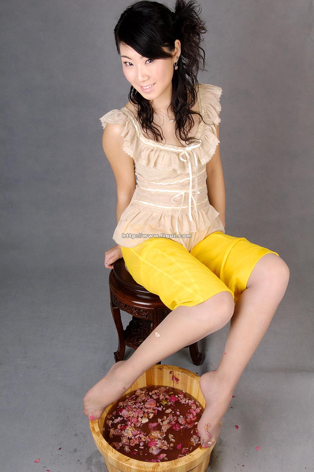 [Ligui丽柜会所]2006-03-23 淡黄色蕾丝短袖美女 希希 肉色丝袜美腿玉足私房写真集,