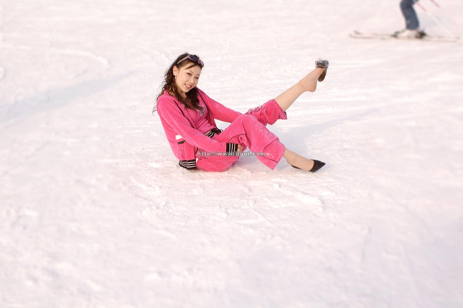 [Ligui丽柜会所]2006-04-19 璐璐 滑雪场内红色运动装与肉色丝袜美腿写真,