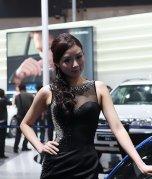 斯巴鲁展台模特漂亮性感的黑裙