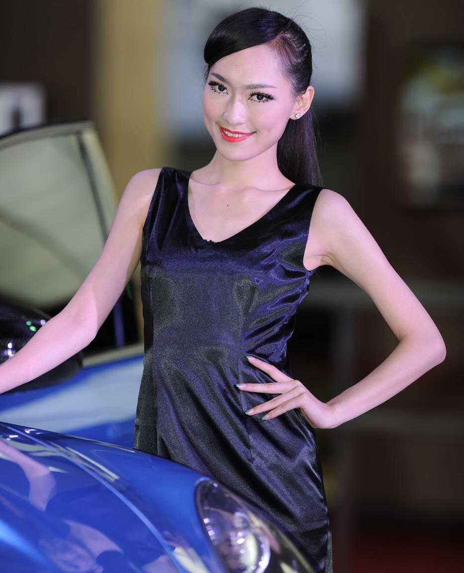 英特诺帝车模气质黑裙高贵性感,英特诺帝车模气质黑裙高贵性感