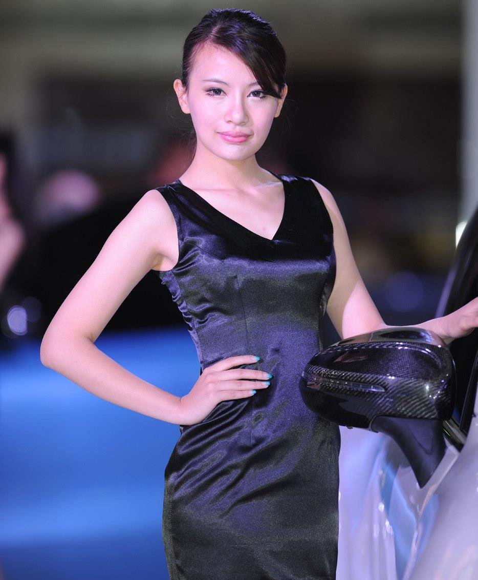 英特诺帝车模气质黑裙高贵性感,英特诺帝车模气质黑裙高贵性感