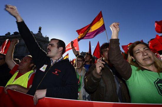 西班牙上万民众游行抗议财政紧缩 与警方起冲突
