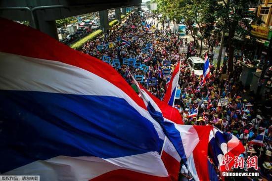 曼谷爆发大规模反政府示威 抗议者呼吁英拉下台