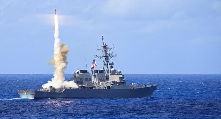 阿利-伯克级导弹驱逐舰USS约翰S麦凯恩号（DDG56）发射标准II防空导弹。