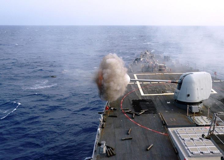 导弹驱逐舰USS拉马吉号（DDG-61）在地中海参加实弹演习中进行主炮攻击。