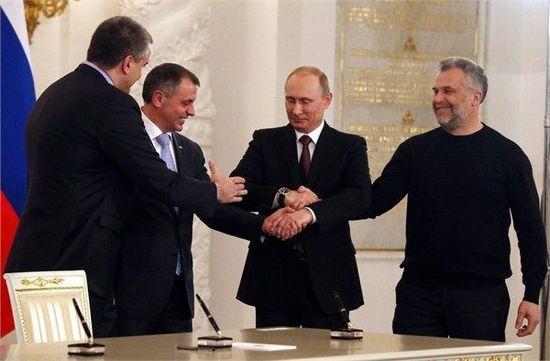 俄罗斯总统普京在克里姆林宫与克里米亚、塞瓦斯托波尔领导人签署入俄协议。