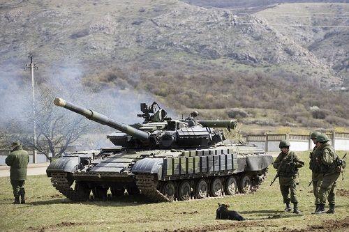 资料图：俄军T-90坦克及步兵部队驻扎在克里米亚前乌军基地内。