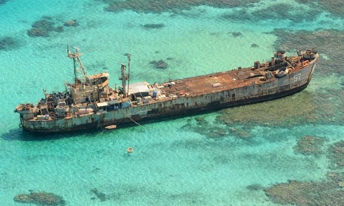 菲律宾军舰1999年在仁爱礁搁浅，菲律宾多年没有拖救处理。