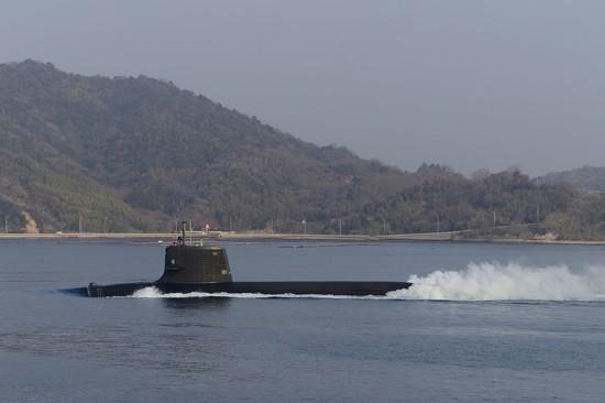日本苍龙级潜艇升上水面排放废气。