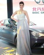 北京汽车展台大块头抹胸裙美女模特