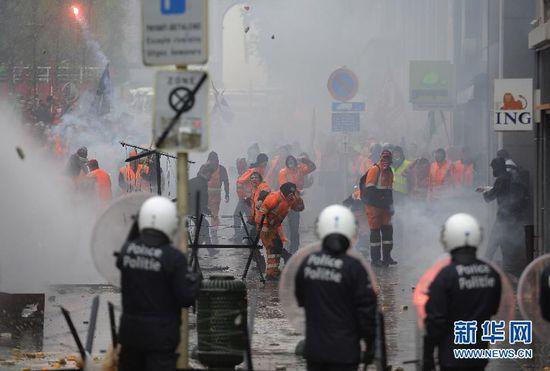欧洲多个工会组织举行反通缩示威 与警方冲突