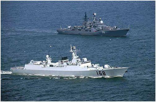 资料图：中俄海军舰队联合编队航行。