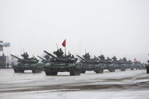 资料图：参加俄军阅兵彩排的T-90坦克群。