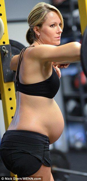 美国孕妇怀胎9月仍练举重 产子3周后重健身(图)
