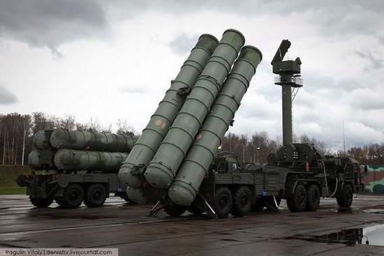 资料图：俄军装备的S-400导弹。