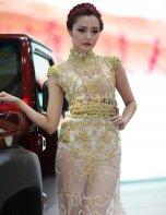 北京汽车展台雍容华贵的长裙美女模特
