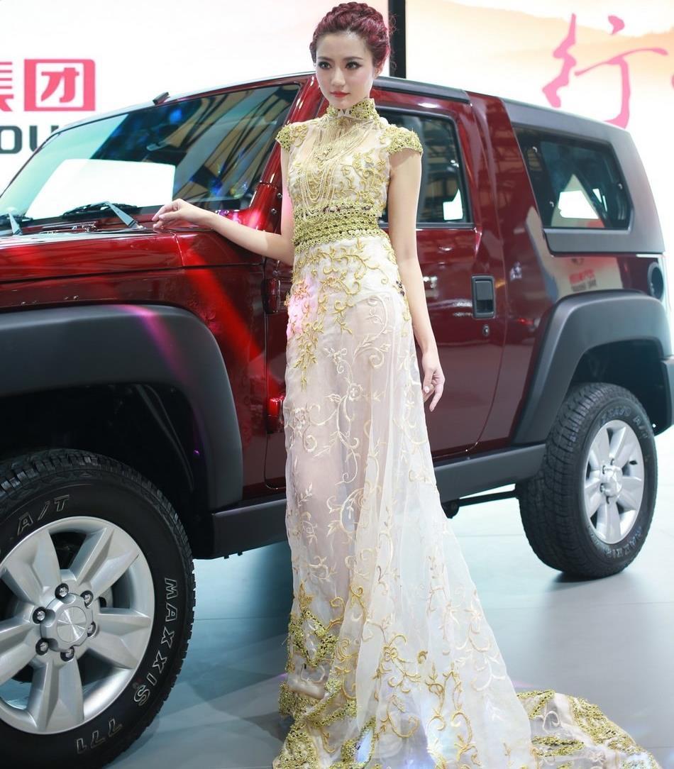 北京汽车展台雍容华贵的长裙美女模特,北京汽车展台雍容华贵的长裙美女模特