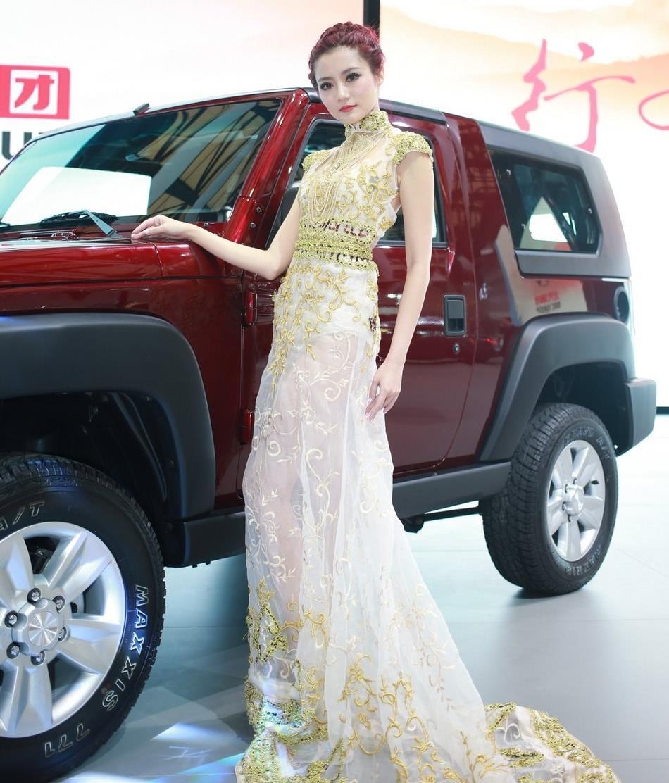 北京汽车展台雍容华贵的长裙美女模特,北京汽车展台雍容华贵的长裙美女模特