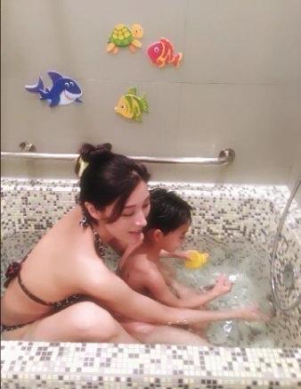 李嘉欣与儿子共浴照