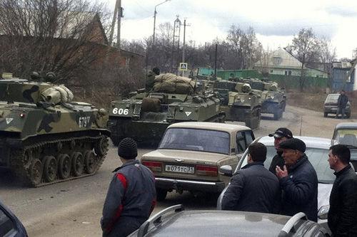 资料图：集结在俄乌边境的俄军装甲部队。