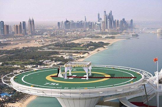 迪拜帆船酒店停机坪打造价值30万元奢华婚礼(图)