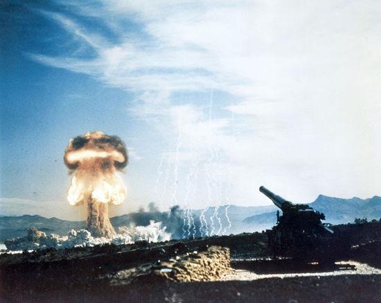 资料图：美国曾计划使用重炮发射原子弹击灭苏联闪击欧洲的百万大军。图为美国原子大炮在发射核弹。