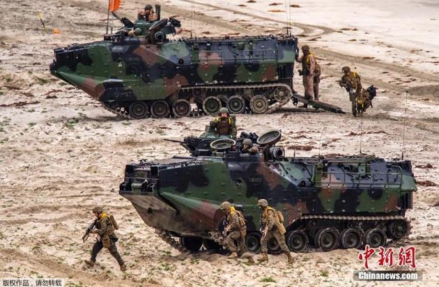 两栖战车冲滩成功步兵快速下车冲锋。