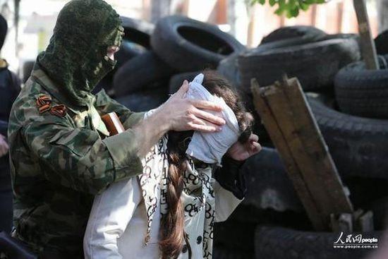资料图：亲俄武装扣留乌克兰女记者将其蒙眼。