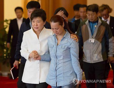 朴槿惠会见沉船事故乘客家属称将改组内阁