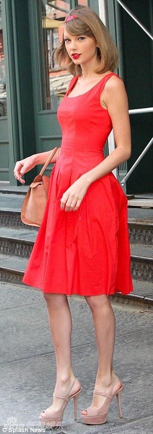 泰勒-斯威夫特穿红裙出街 化身夏日美艳小女人,泰勒-斯威夫特穿红裙出街 化身夏日美艳小女人