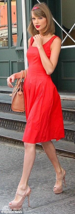 泰勒-斯威夫特穿红裙出街 化身夏日美艳小女人,泰勒-斯威夫特穿红裙出街 化身夏日美艳小女人
