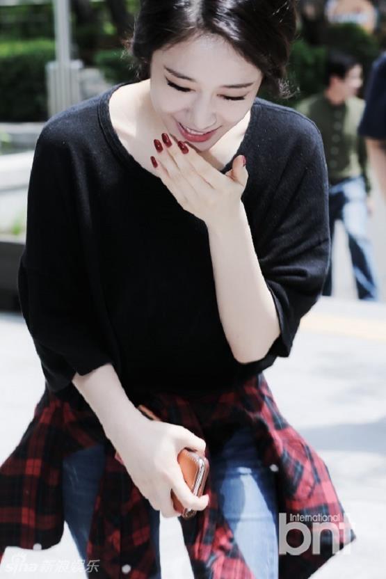 T-ara智妍参与地方选举投票 露甜美微笑,T-ara智妍参与地方选举投票 露甜美微笑
