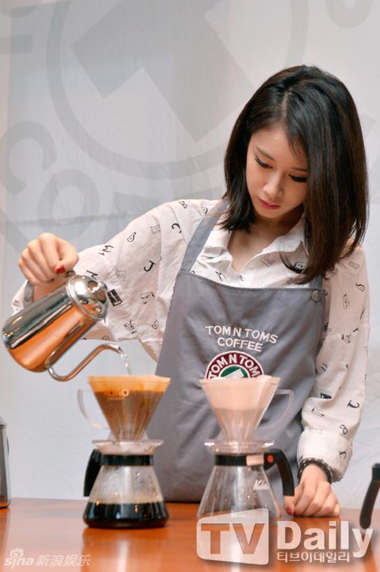 T-ara智妍腼腆羞涩 亲手煮咖啡回馈歌迷,T-ara智妍腼腆羞涩 亲手煮咖啡回馈歌迷
