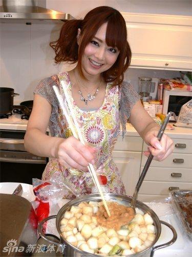 吉泽明步助威世界杯 十八般姿态看不厌,吉泽明步性感女厨师