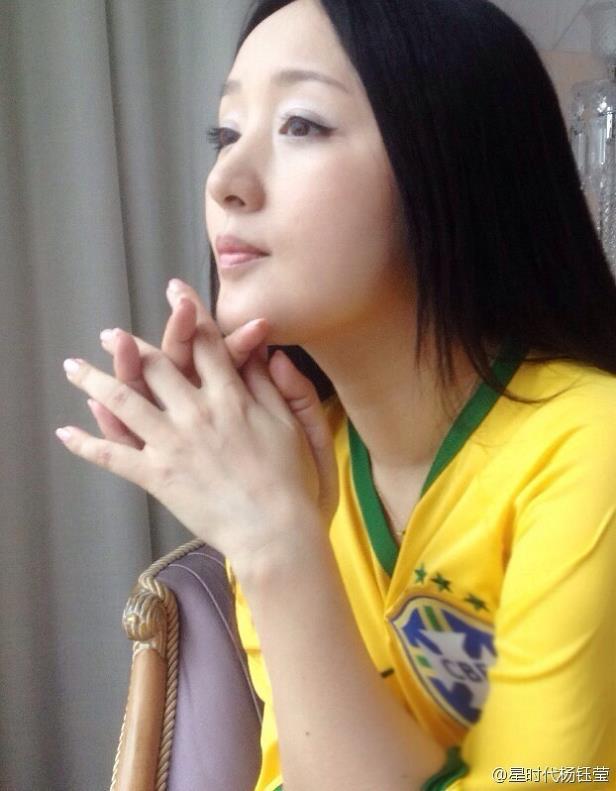 杨钰莹穿球衣变足球宝贝 43岁犹如少女
