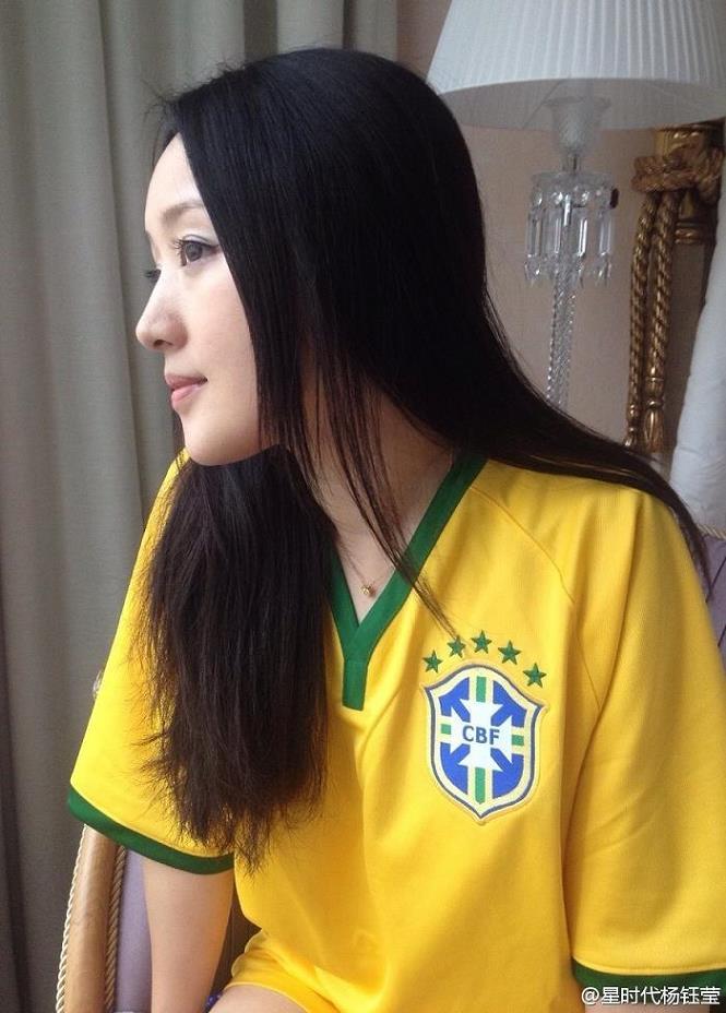 杨钰莹穿球衣变足球宝贝 43岁犹如少女