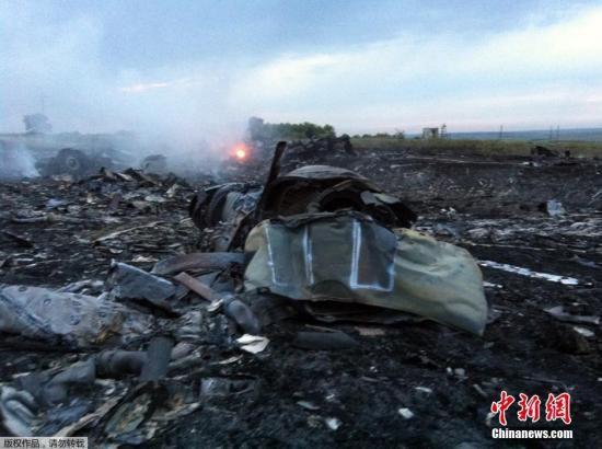 7月17日，马来西亚一架载有295人的777客机在乌克兰靠近俄罗斯边界坠毁。