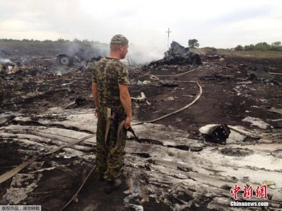 马航波音777客机在顿涅茨克地区坠毁的现场。
