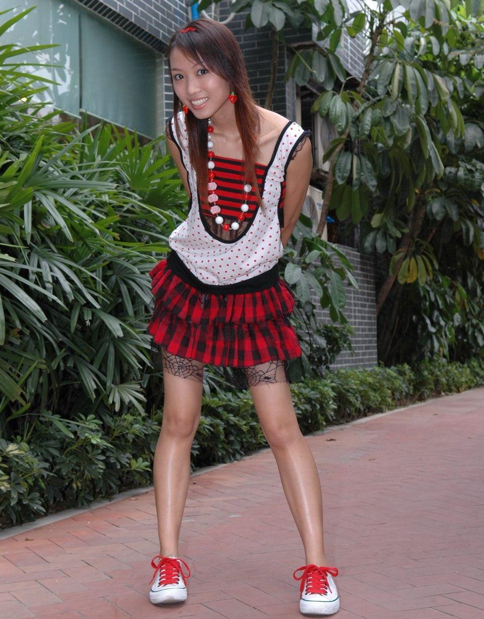 公园里漂亮的长发光腿少女zhiyun,公园里漂亮的长发光腿少女zhiyun