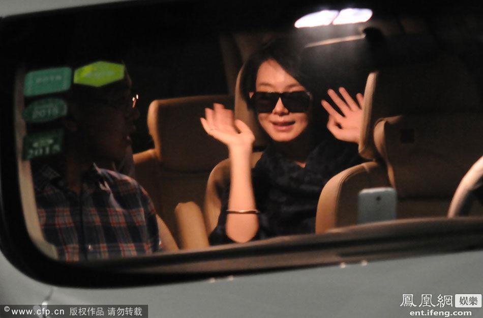 戚薇与未婚夫李承铉深夜现身机场,图为车内朝记者挥手大方任拍。