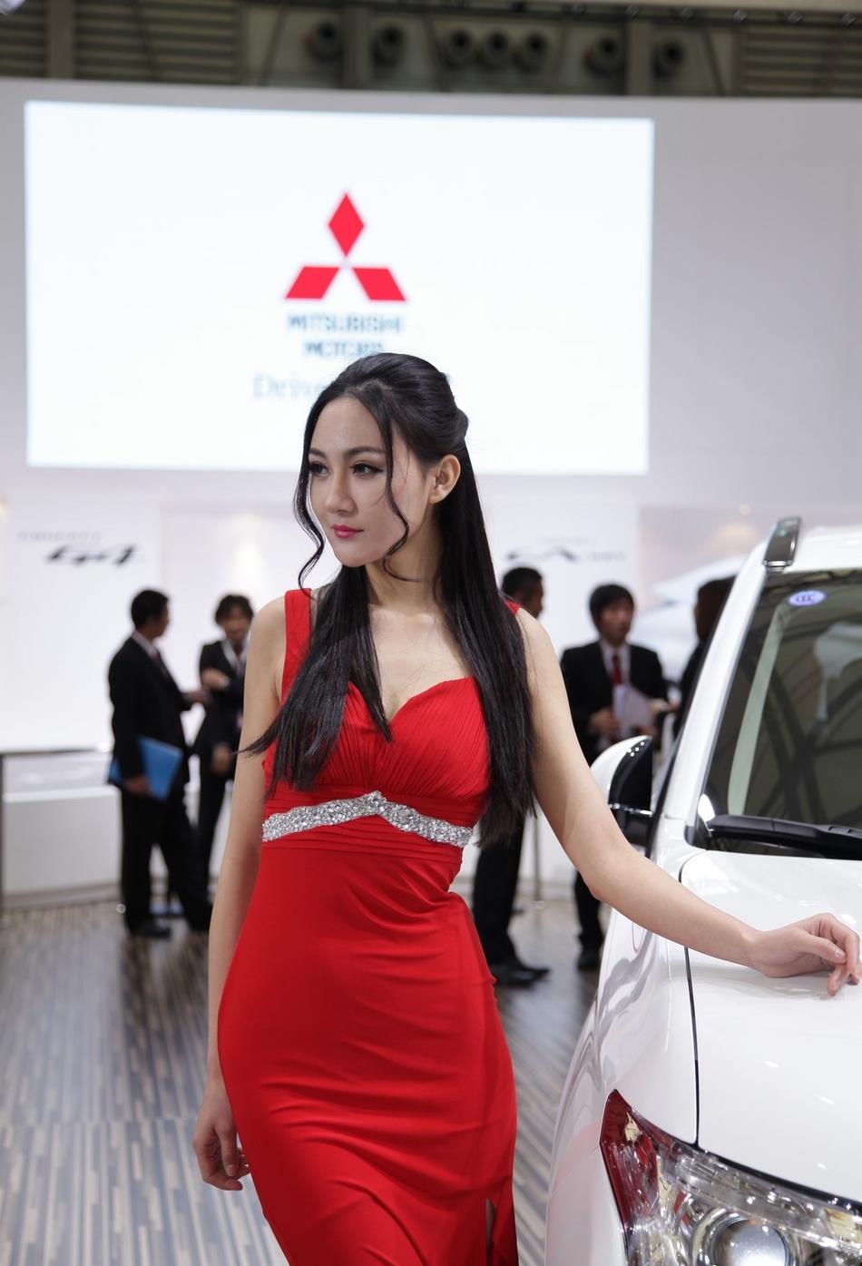 三菱汽车模特性感站姿惊艳全场,三菱汽车模特性感站姿惊艳全场