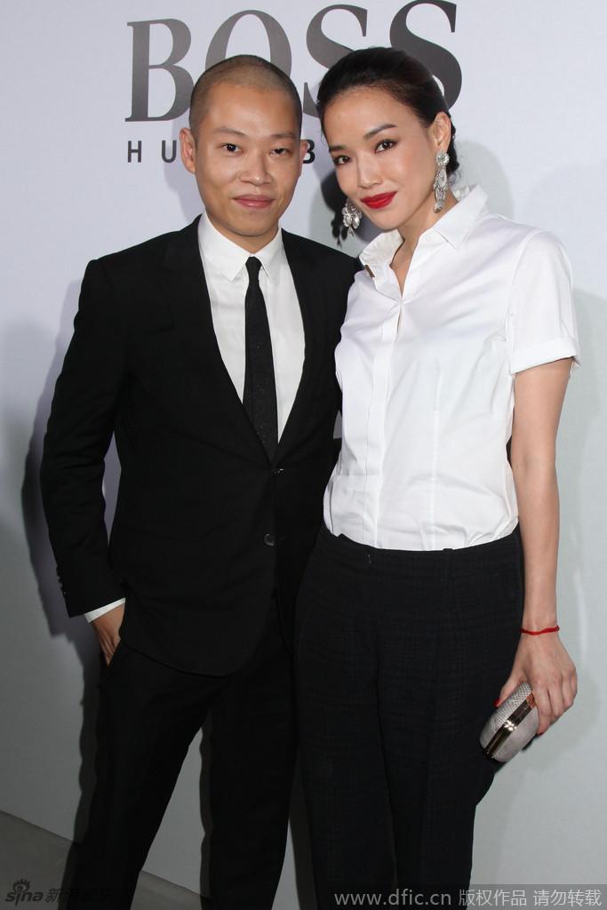 舒淇助阵纽约时装周 烈焰红唇白衫优雅,舒淇与设计师Jason Wu(吴季刚)