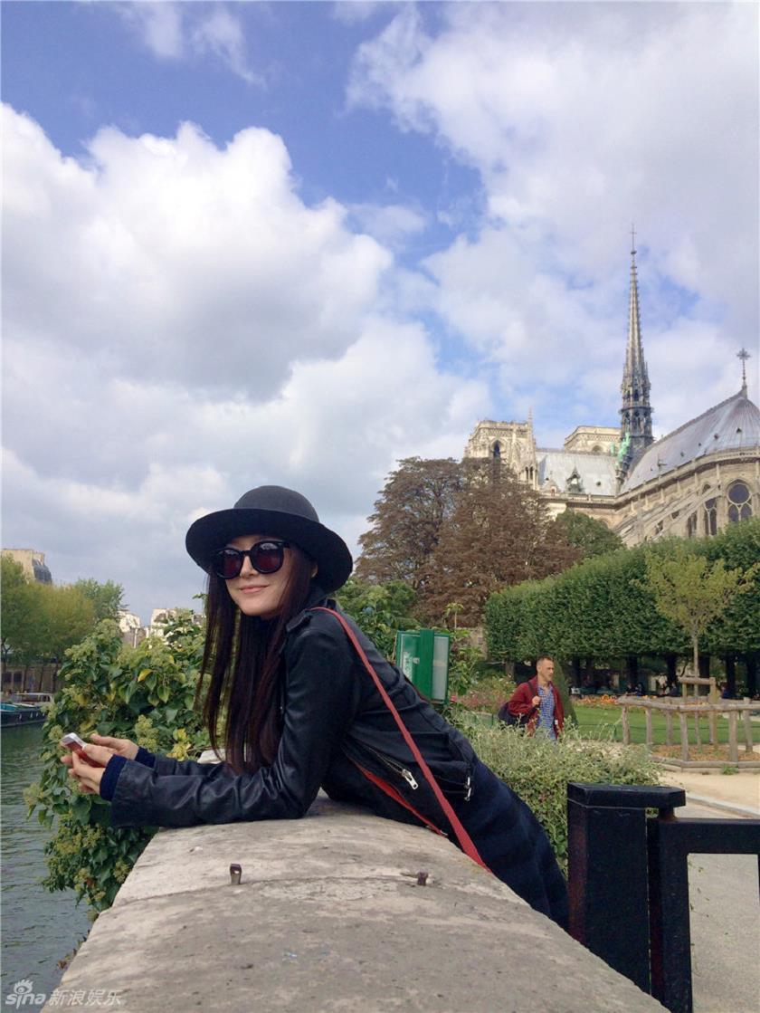 秦岚拜访巴黎圣母院 花神咖啡馆品下午茶,秦岚和巴黎圣母院合影