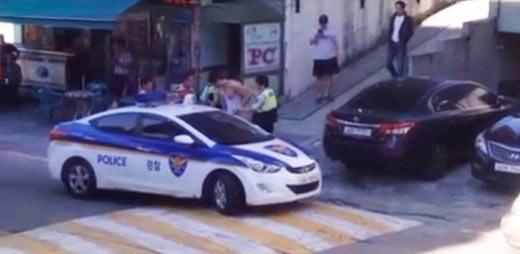 韩国男星街头裸奔被警察带走 疑涉嫌吸毒被调查(图)