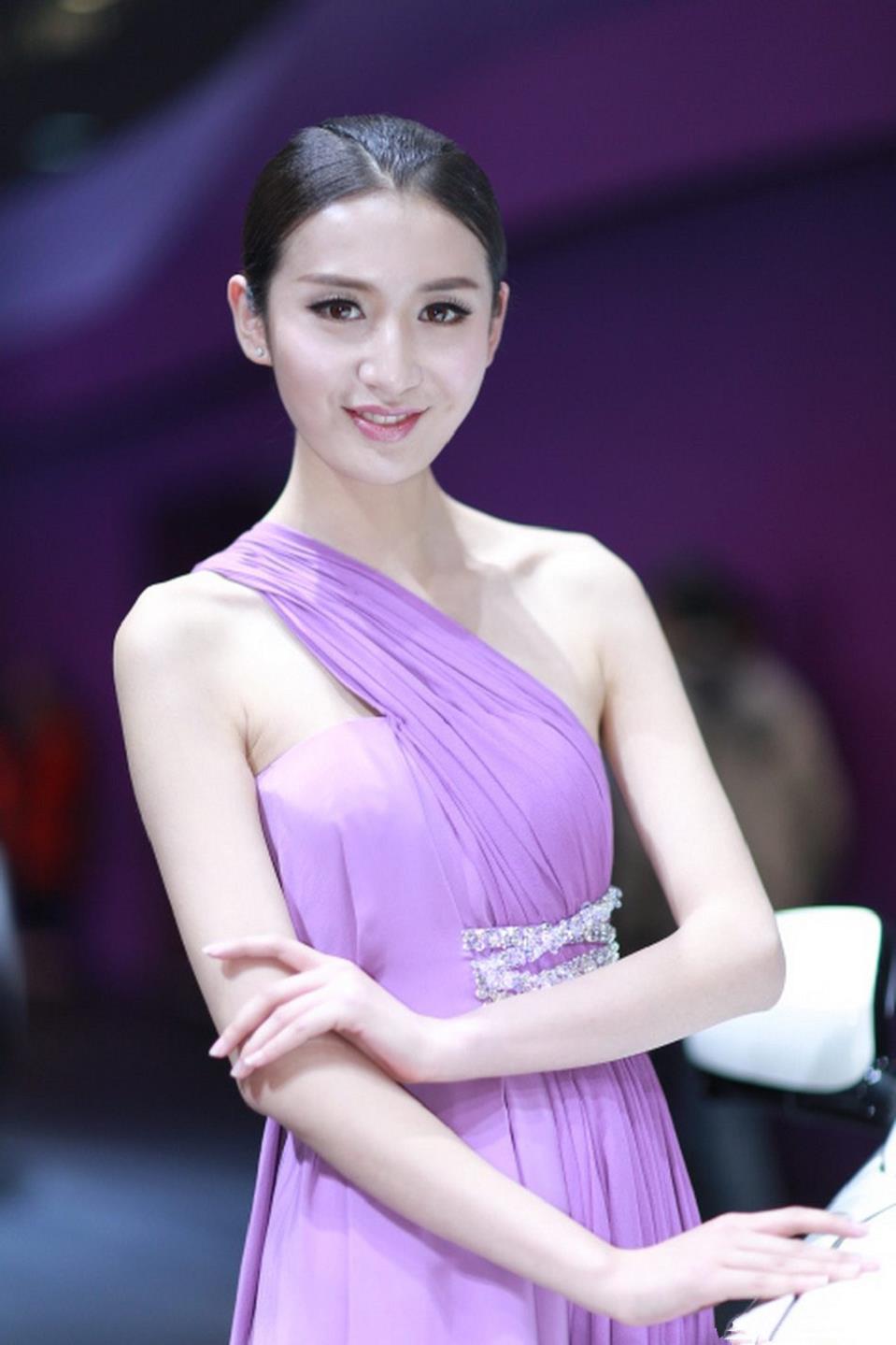 英菲尼迪紫裙模特水嫩清透的肌肤,英菲尼迪紫裙模特水嫩清透的肌肤